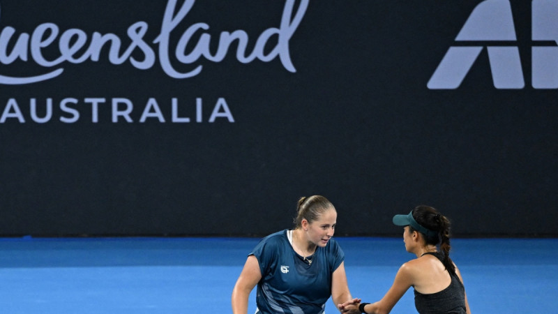 Ostapenko/Šei pārspēj Kičenoku un Kičenoku, sasniedzot Brisbenas finālu