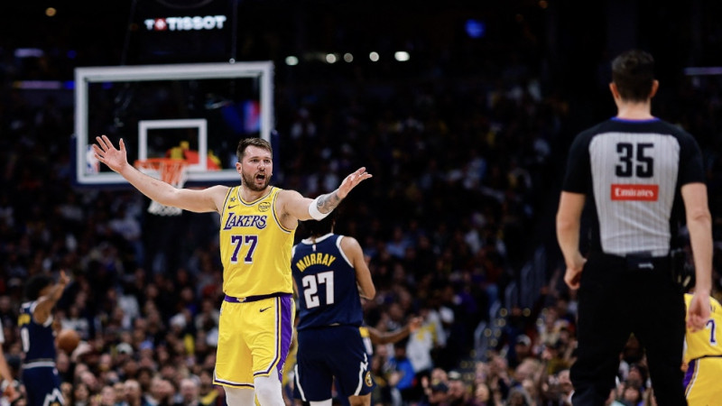 Dončičam 38 punkti un triple-double Denverā, NBA spēle aizkavējas groza dēļ