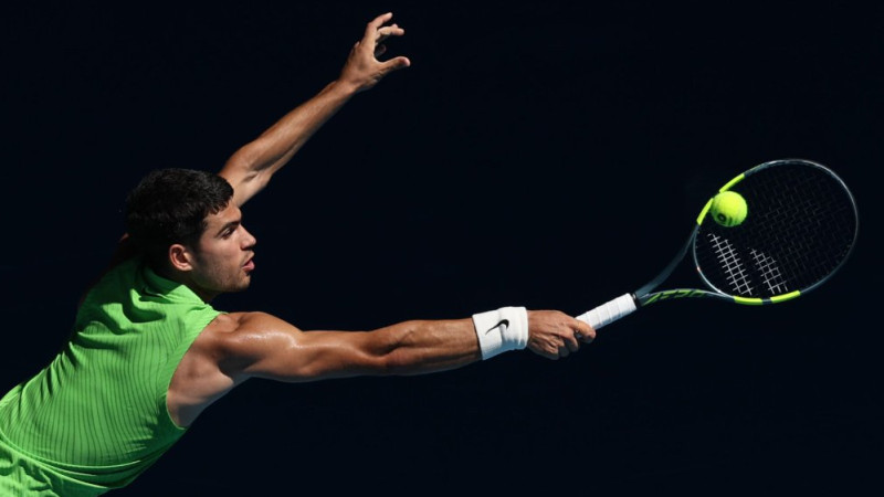 Alkarass pārvar grūtu pirmo setu, arī Zverevs tiek AO nākamajā kārtā