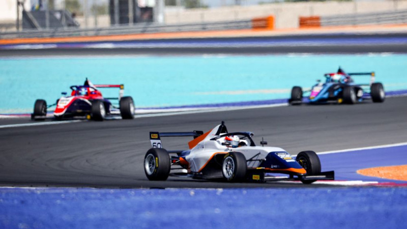 Štolcermanim devītā vieta sarkano karogu pārtrauktās sacīkstēs Katarā