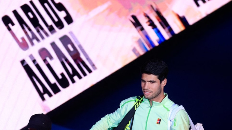 Alkarass atspēlējas no 2:5, arī Sinners iesoļo Dohas 1/4 finālā