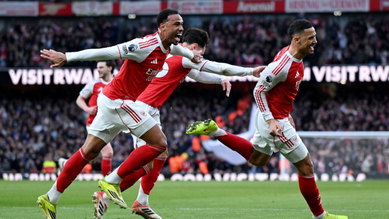 Stūra sitieni spridzina Londonas derbiju – "Arsenal" aizsargi salauž "Chelsea"