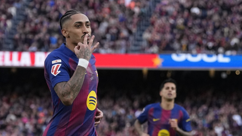 Rafinjas hat-trick palīdz Barsai sagraut "Sevilla"