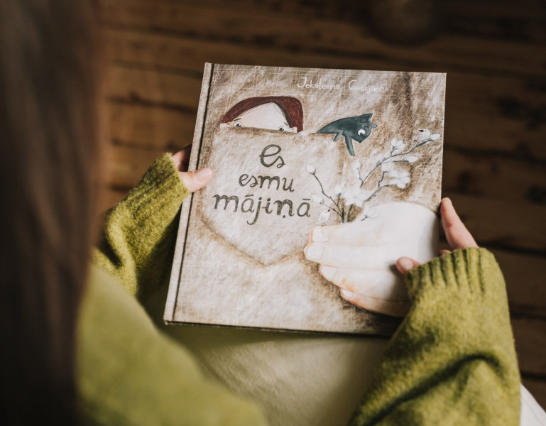 “Es esmu mājiņā” – grāmata un izstāde