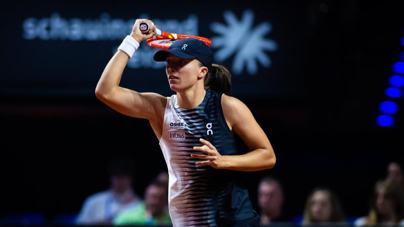 Švjonteka iekļūst Štutgartes 1/4 finālā, Paolīni izgāžas