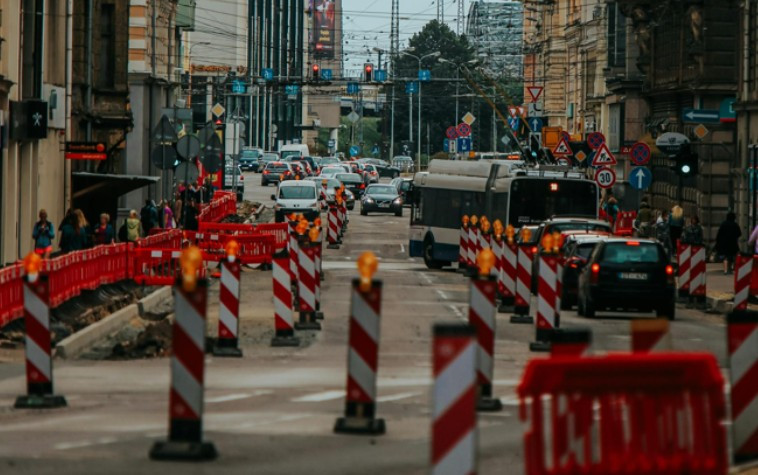 Ceļu remontu sezona Latvijā: ko tā nodara riepām, piekarei un bremzēm