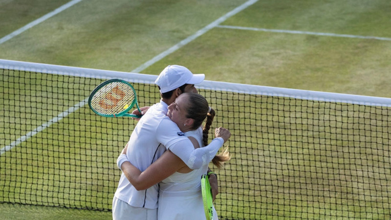 Ostapenko/Arevalo grūtā cīņā sasniedz Vimbldonas finālu