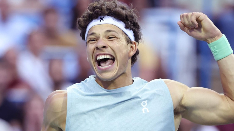 Šeltons triju setu cīņā nopelna "ATP 500" mājas 1/4 finālu