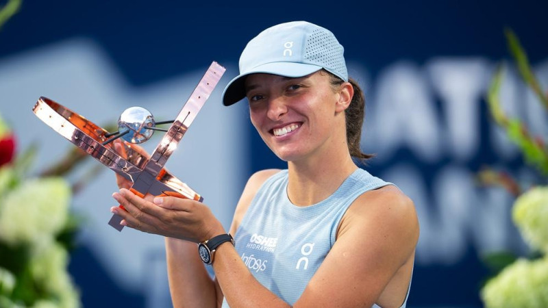 Švjonteka apspēlē Ribakinu un pirmoreiz nopelna Toronto "WTA 1000" titulu